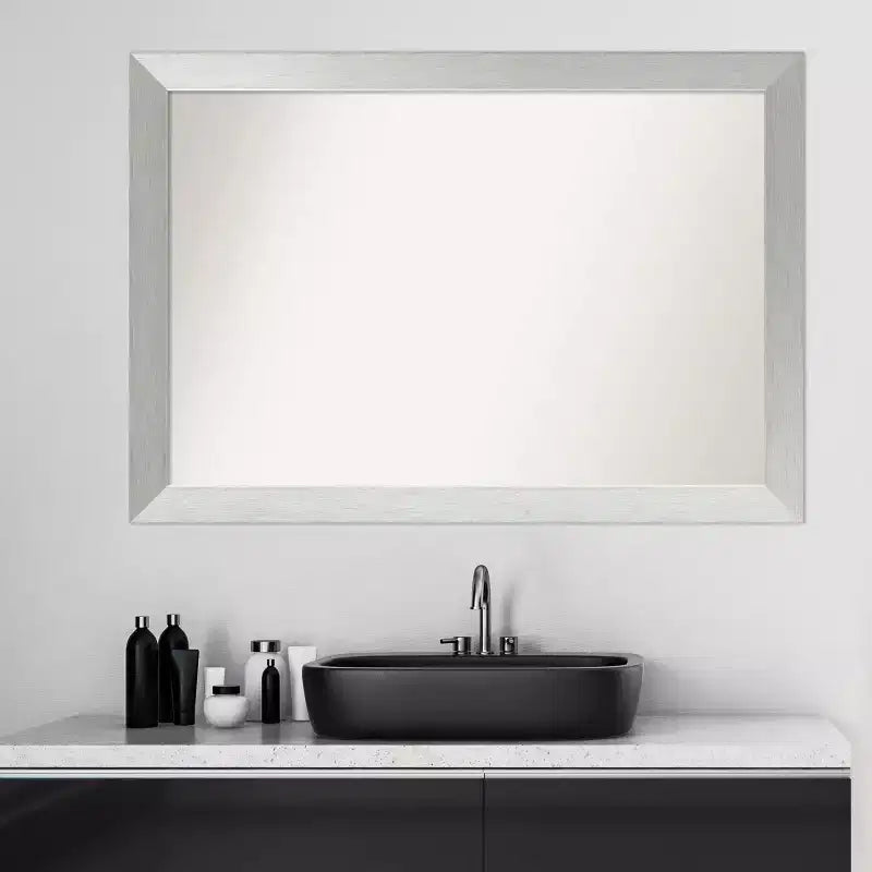 Miroir mural de salle de bain en bois non biseauté 40" x 28" Argent Sterling Brossé - Amanti Art : Moderne, Rectangulaire, Mural