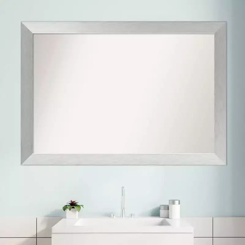 Miroir mural de salle de bain en bois non biseauté 40" x 28" Argent Sterling Brossé - Amanti Art : Moderne, Rectangulaire, Mural