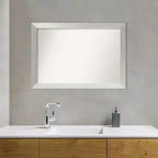 Miroir mural de salle de bain en bois non biseauté 40" x 28" Argent Sterling Brossé - Amanti Art : Moderne, Rectangulaire, Mural