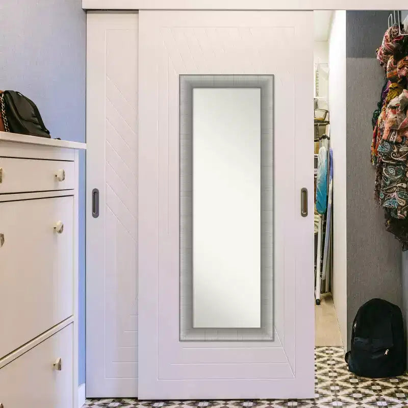 Miroir de porte pleine longueur élégant en étain brossé sans biseau de 19 x 53 po - Amanti Art