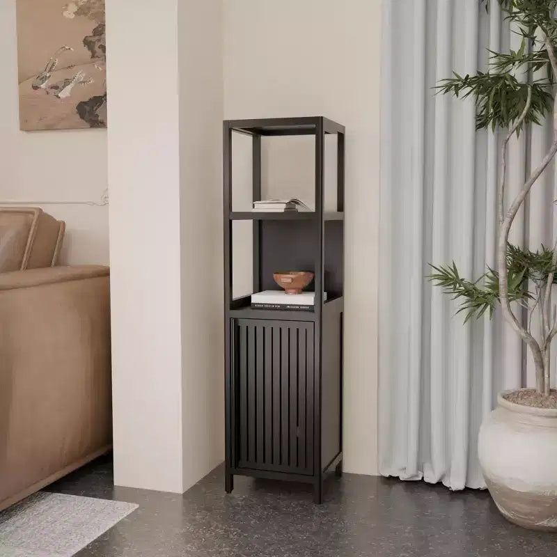 Colonne de rangement Berton Modern 52 po en bambou et lin avec étagères et porte