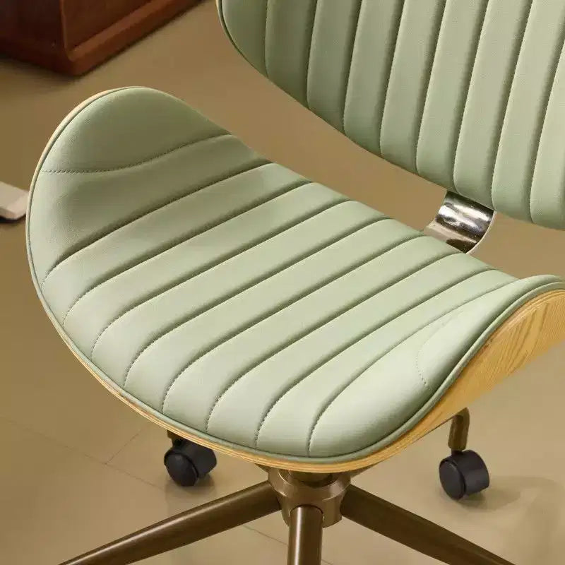 Karl Home | Chaise de bureau courbée en PU avec piètement bronze antique