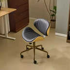 Karl Home | Chaise de bureau courbée en PU avec piètement bronze antique