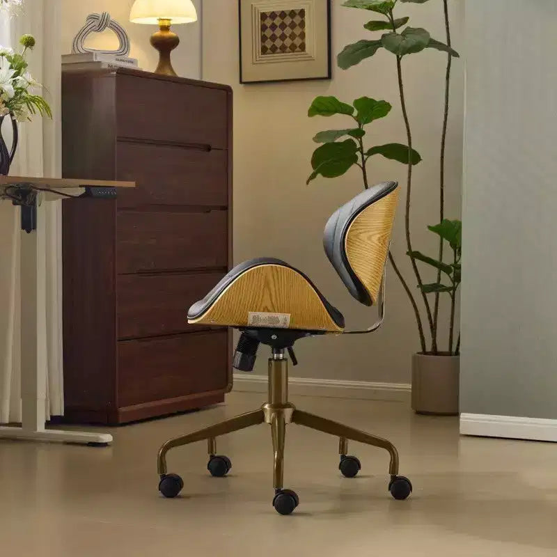 Karl Home | Chaise de bureau courbée en PU avec piètement bronze antique
