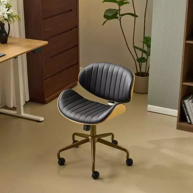 Karl Home | Chaise de bureau courbée en PU avec piètement bronze antique