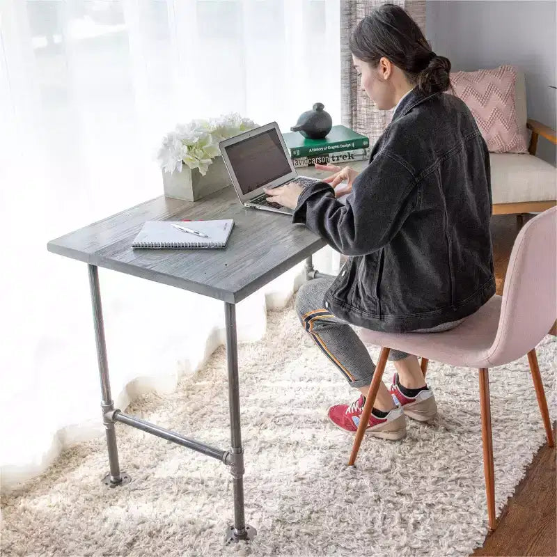 Bureau en bois massif gris Riverstone avec piètement en tuyaux industriels