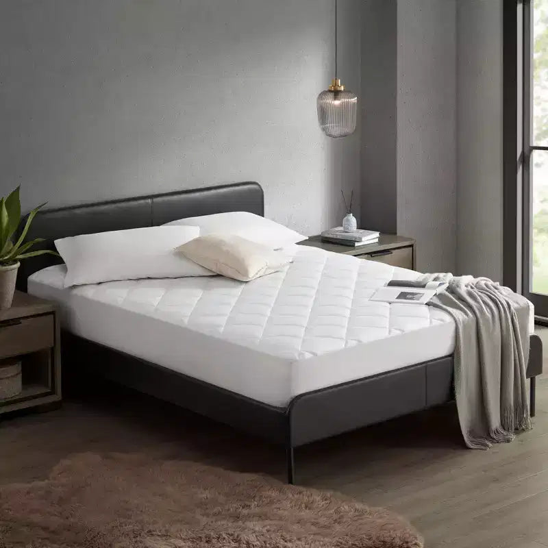 Protège-matelas Okak moderne en nylon blanc à poches profondes pour un sommeil confortable, surmatelas rembourré de protection