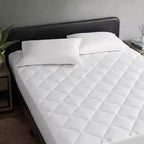 Protège-matelas Okak moderne en nylon blanc à poches profondes pour un sommeil confortable, surmatelas rembourré de protection