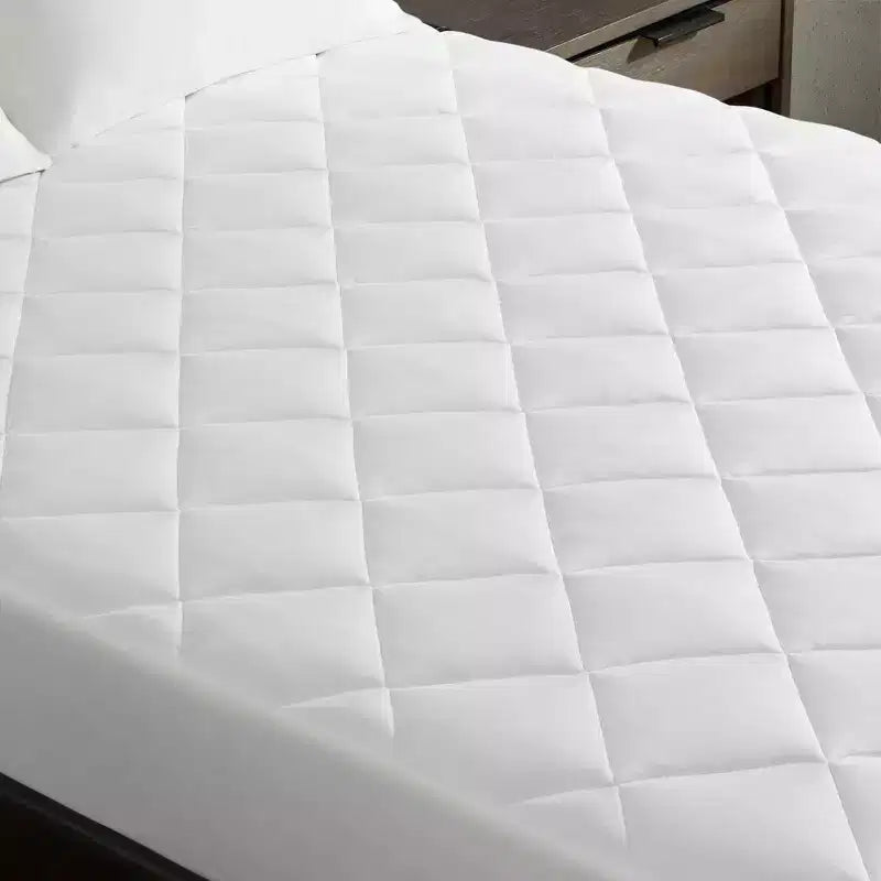 Protège-matelas Okak moderne en nylon blanc à poches profondes pour un sommeil confortable, surmatelas rembourré de protection