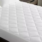 Protège-matelas Okak moderne en nylon blanc à poches profondes pour un sommeil confortable, surmatelas rembourré de protection