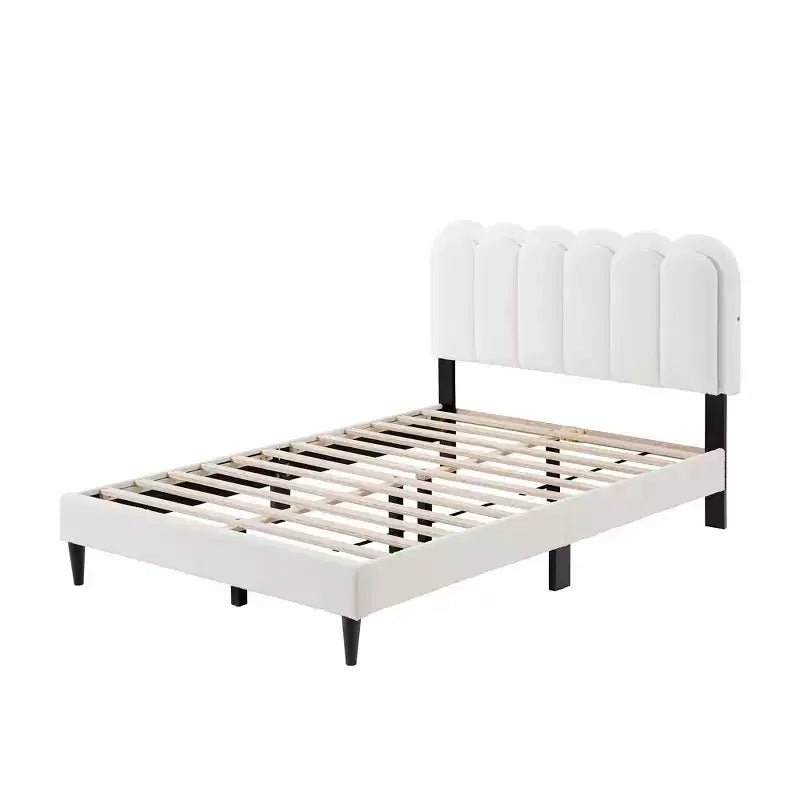 Lit avec tête de lit crème et pétales, cadre de lit rembourré en bouclé doux avec éclairage d'ambiance, taille double/grand (Full/Queen) - ModernLuxe