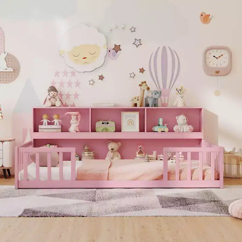Lit au sol Montessori une place Costway avec étagères de rangement et barrières de sécurité Rose/Naturel/Blanc/Gris