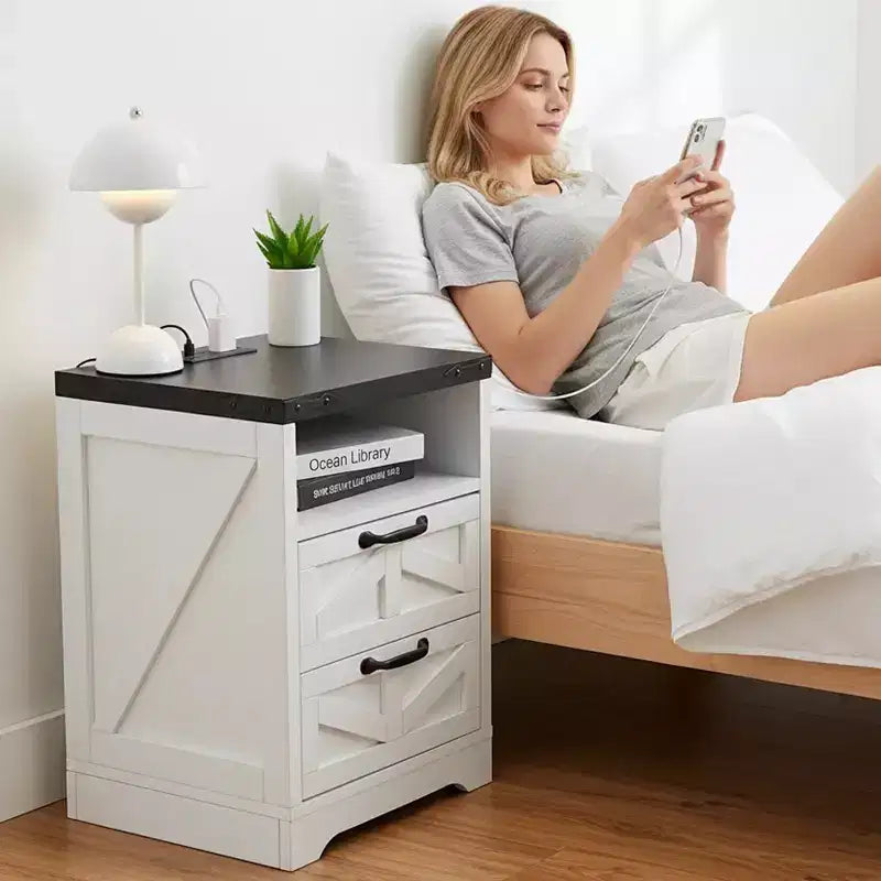 Table de chevet de style ferme - Table de chevet blanche avec station de charge, table de chevet de chambre, deux tiroirs, bois d'ingénierie robuste et durable.