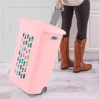 Sterilite Ultra Panier à linge roulant avec couvercle et poignée, givre rose, lot de 3