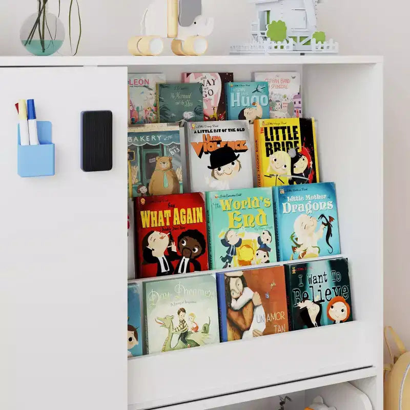 Famapy Étagère de Rangement Blanche pour Enfants Meuble de Rangement Jouets Porte Coulissante + Bacs Roulants + Étagères Multi-Niveaux