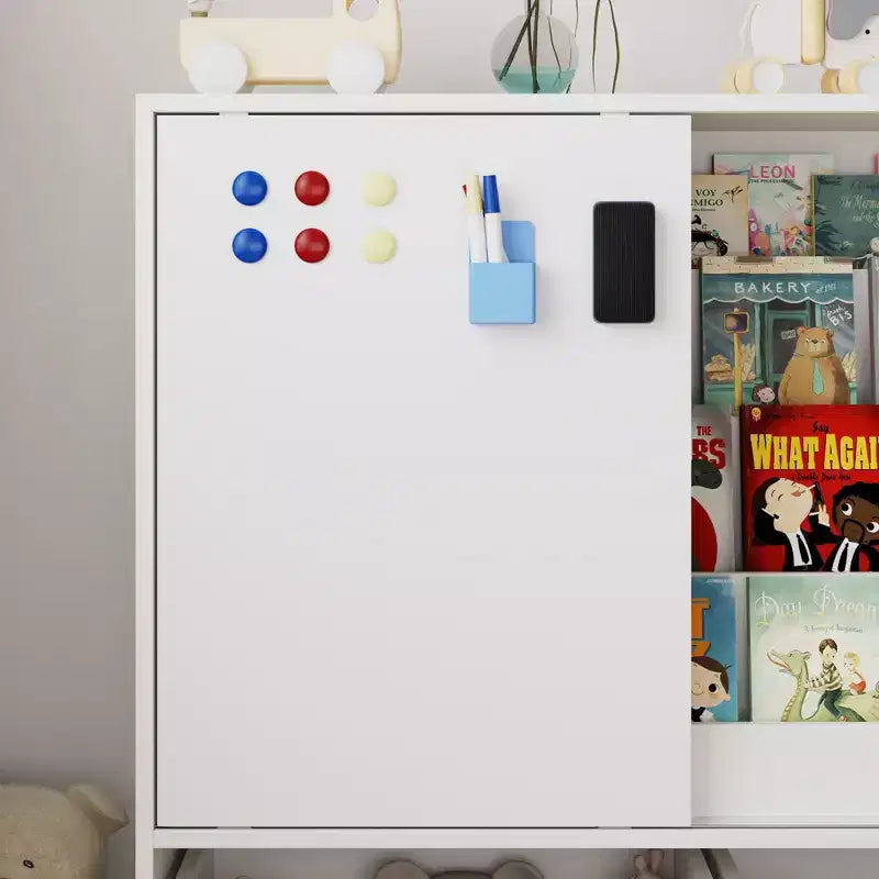 Famapy Étagère de Rangement Blanche pour Enfants Meuble de Rangement Jouets Porte Coulissante + Bacs Roulants + Étagères Multi-Niveaux
