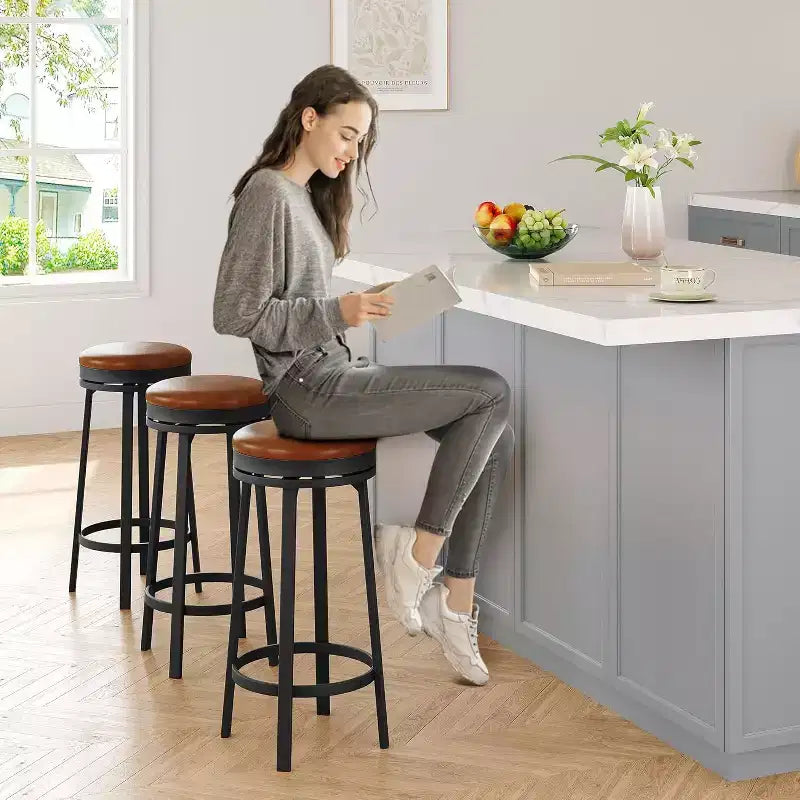 Lot de 2 tabourets de bar pivotants de 76 cm avec repose-pieds, tabourets de bar ronds sans dossier avec revêtement en cuir PU et cadre en métal, pour îlot de cuisine