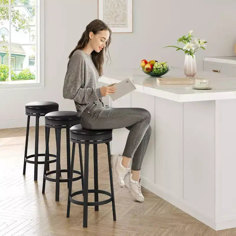 Lot de 2 tabourets de bar pivotants de 76 cm avec repose-pieds, tabourets de bar ronds sans dossier avec revêtement en cuir PU et cadre en métal, pour îlot de cuisine