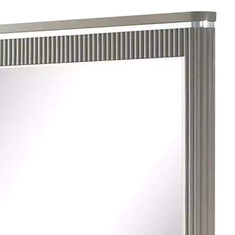 Miroir de commode Royal Hampton, bois gris clair 38 pouces, design cannelé, accents argentés