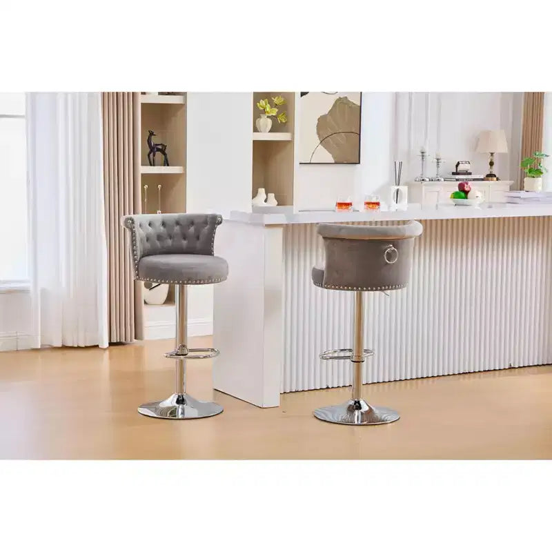 Lot de 2 tabourets de bar en velours Okak, tabourets de bar pivotants réglables avec pied en métal plaqué argent, clous chromés, chaises de hauteur comptoir pour cuisine