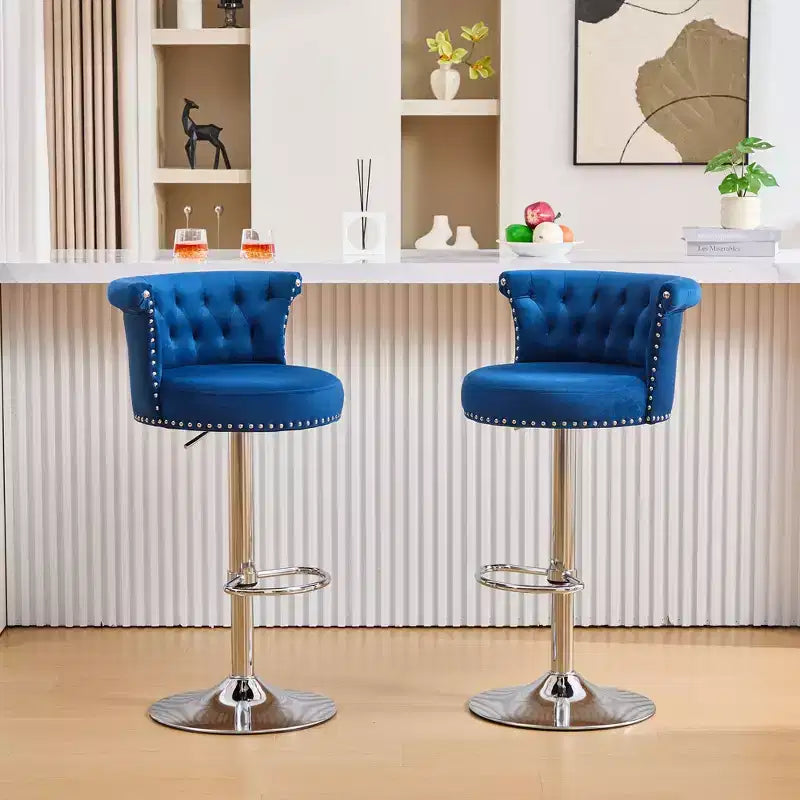 Lot de 2 tabourets de bar en velours Okak, tabourets de bar pivotants réglables avec pied en métal plaqué argent, clous chromés, chaises de hauteur comptoir pour cuisine
