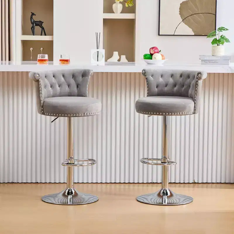 Lot de 2 tabourets de bar en velours Okak, tabourets de bar pivotants réglables avec pied en métal plaqué argent, clous chromés, chaises de hauteur comptoir pour cuisine
