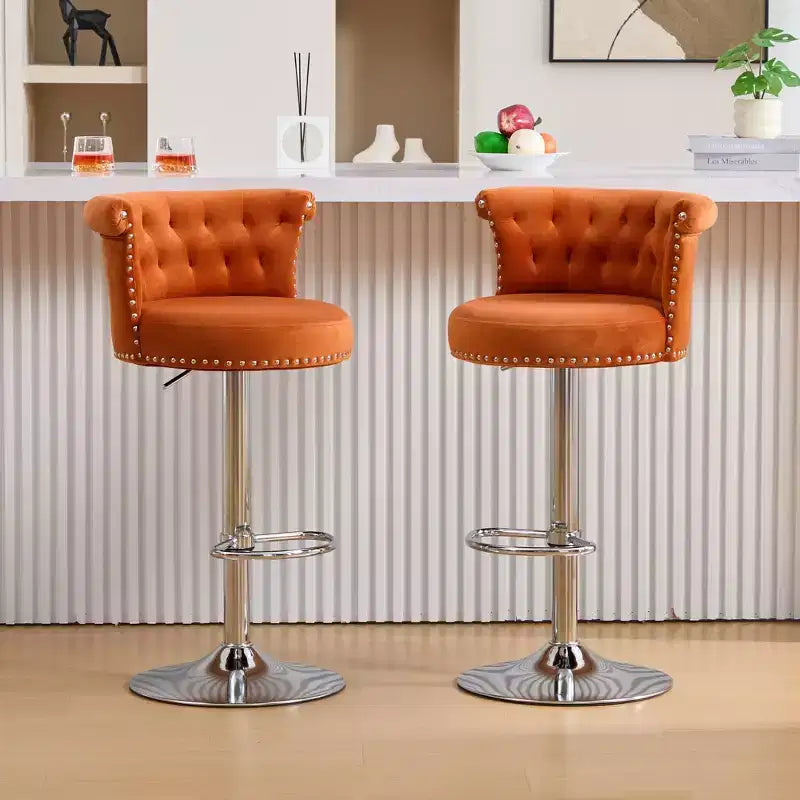 Lot de 2 tabourets de bar en velours Okak, tabourets de bar pivotants réglables avec pied en métal plaqué argent, clous chromés, chaises de hauteur comptoir pour cuisine