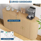 Buffet de 63 pouces, design moderne avec façades cannelées, étagères réglables et pieds en bois durable, console à café finition chêne pour salon et cuisine