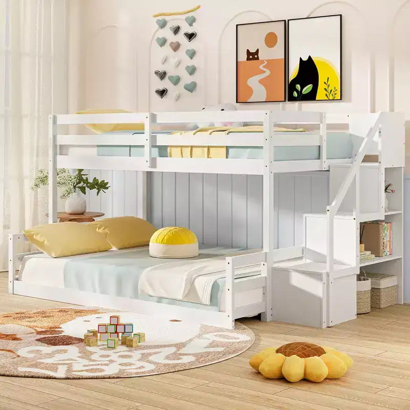 Lit superposé bas Costway, deux places superposées et une place en dessous, avec escalier de rangement et barrières de sécurité sur toute la longueur