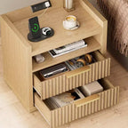 Table d'appoint cannelée naturelle avec station de charge Ports USB Table de chevet de 61 cm de large 2 tiroirs Table de chevet en bois Armoire de rangement moderne pour salon