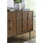 Meuble d'appoint Signature Design by Ashley Juddins, console de rangement en bois de manguier massif avec portes sculptées, marron