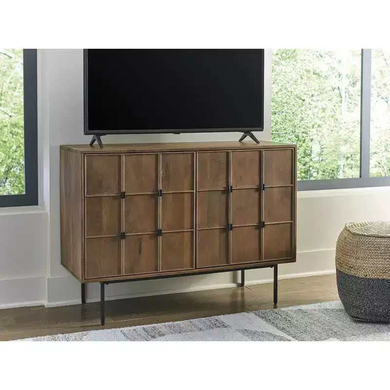 Meuble d'appoint Signature Design by Ashley Juddins, console de rangement en bois de manguier massif avec portes sculptées, marron