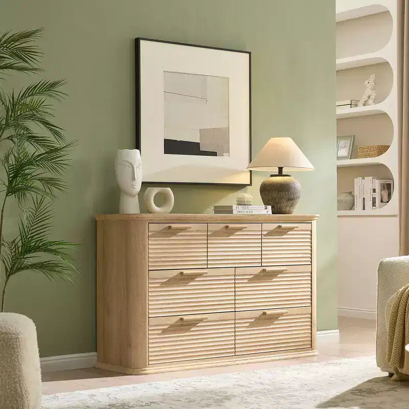 Commode Zeus & Ruta Fluted 52 moderne en bois avec 7 tiroirs, design incurvé pour rangement dans le salon et le couloir