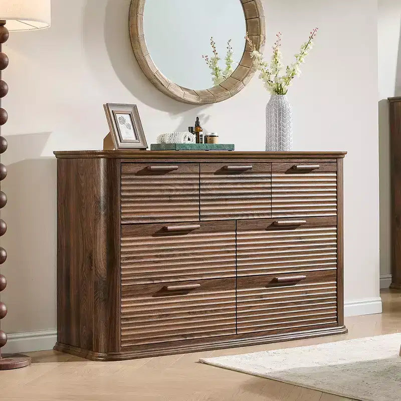 Commode Zeus & Ruta Fluted 52 moderne en bois avec 7 tiroirs, design incurvé pour rangement dans le salon et le couloir