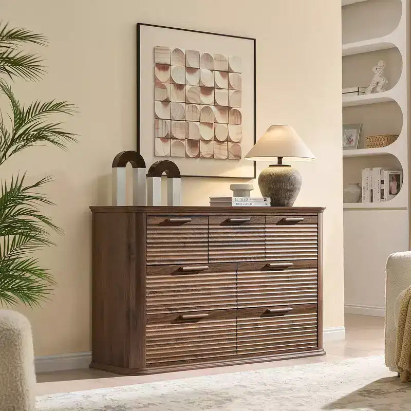 Commode Zeus & Ruta Fluted 52 moderne en bois avec 7 tiroirs, design incurvé pour rangement dans le salon et le couloir