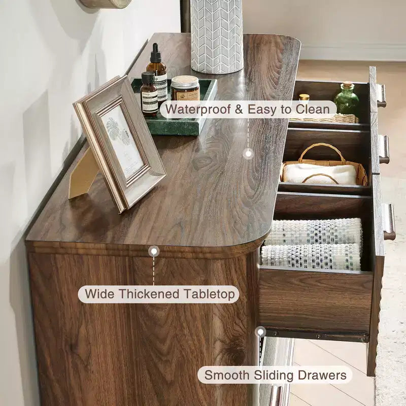 Commode Zeus & Ruta Fluted 52 moderne en bois avec 7 tiroirs, design incurvé pour rangement dans le salon et le couloir