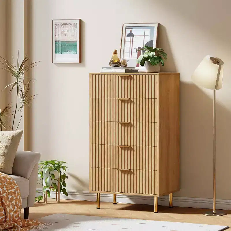 Commode à 5 tiroirs cannelés de 122 cm de haut en bois naturel – Commode moderne à tiroirs profonds avec plateau large pour chambre à coucher, salon, couloir et chambre d'enfant.