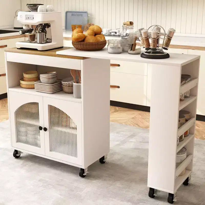 AEELLEEA Îlot de cuisine sur roulettes avec table extensible, chariot de rangement de cuisine roulant en MDF, 2 portes vitrées cannelées, 3 étagères ouvertes latérales, blanc