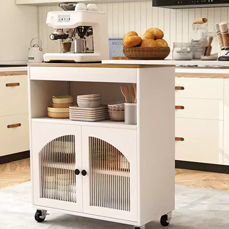 AEELLEEA Îlot de cuisine sur roulettes avec table extensible, chariot de rangement de cuisine roulant en MDF, 2 portes vitrées cannelées, 3 étagères ouvertes latérales, blanc