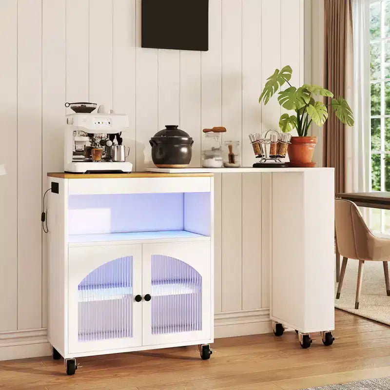 AEELLEEA Îlot de cuisine sur roulettes avec table extensible, chariot de rangement de cuisine roulant en MDF, 2 portes vitrées cannelées, 3 étagères ouvertes latérales, blanc