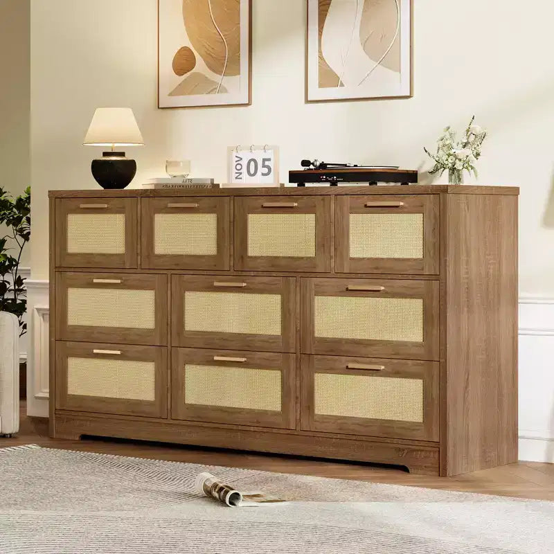 Commode en rotin pour chambre à coucher avec 10 tiroirs, grande commode en bois avec poignées en métal doré, commode large de style bohème pour chambre à coucher ou salon.