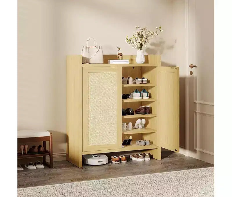 Meuble à chaussures en rotin avec portes en rotin ventilées et finition chaleureuse en grain de bois, étagères réglables pour un rangement flexible
