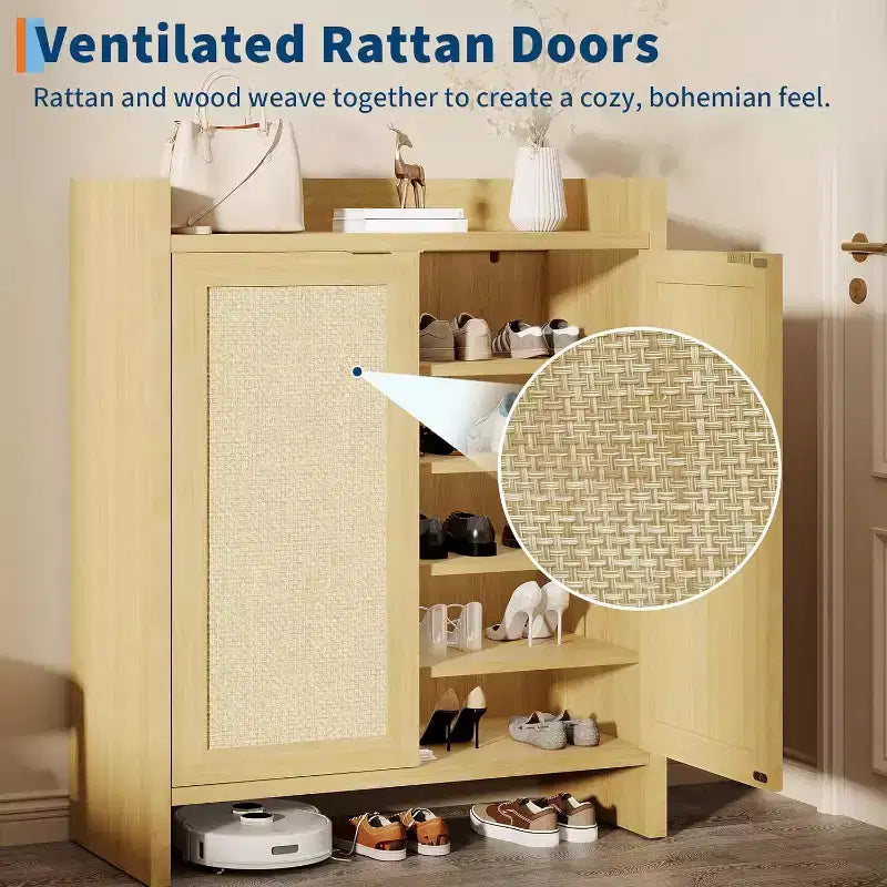 Meuble à chaussures en rotin avec portes en rotin ventilées et finition chaleureuse en grain de bois, étagères réglables pour un rangement flexible