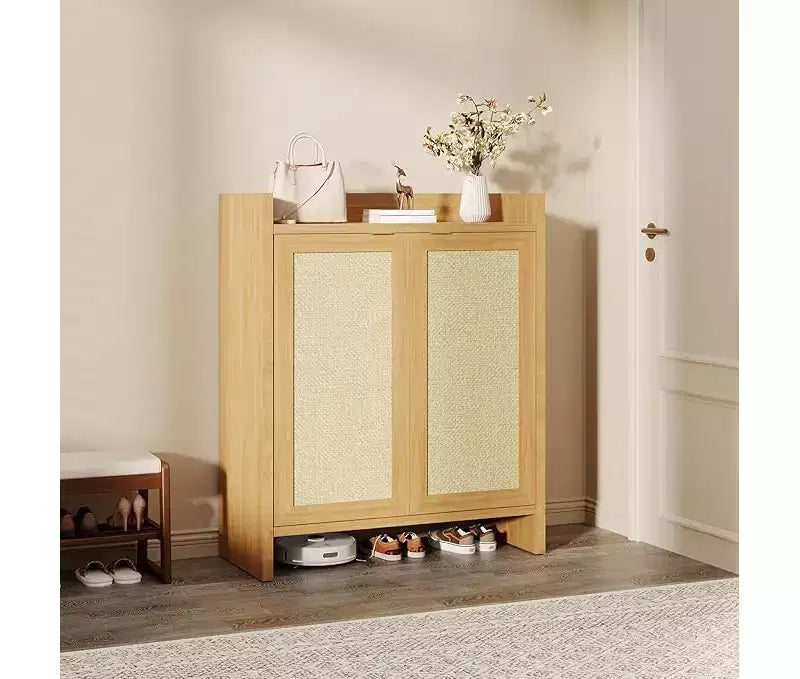 Meuble à chaussures en rotin avec portes en rotin ventilées et finition chaleureuse en grain de bois, étagères réglables pour un rangement flexible