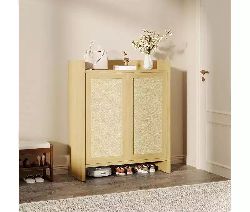 Meuble à chaussures en rotin avec portes en rotin ventilées et finition chaleureuse en grain de bois, étagères réglables pour un rangement flexible