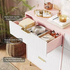 Commode moderne en bois à 8 tiroirs cannelés de 55" avec poignées métalliques - Organisateur de rangement polyvalent et meuble TV pour chambre et salon.