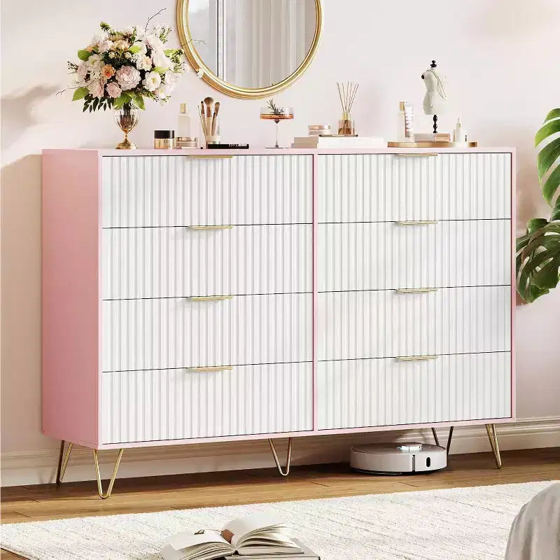 Commode moderne en bois à 8 tiroirs cannelés de 55" avec poignées métalliques - Organisateur de rangement polyvalent et meuble TV pour chambre et salon.