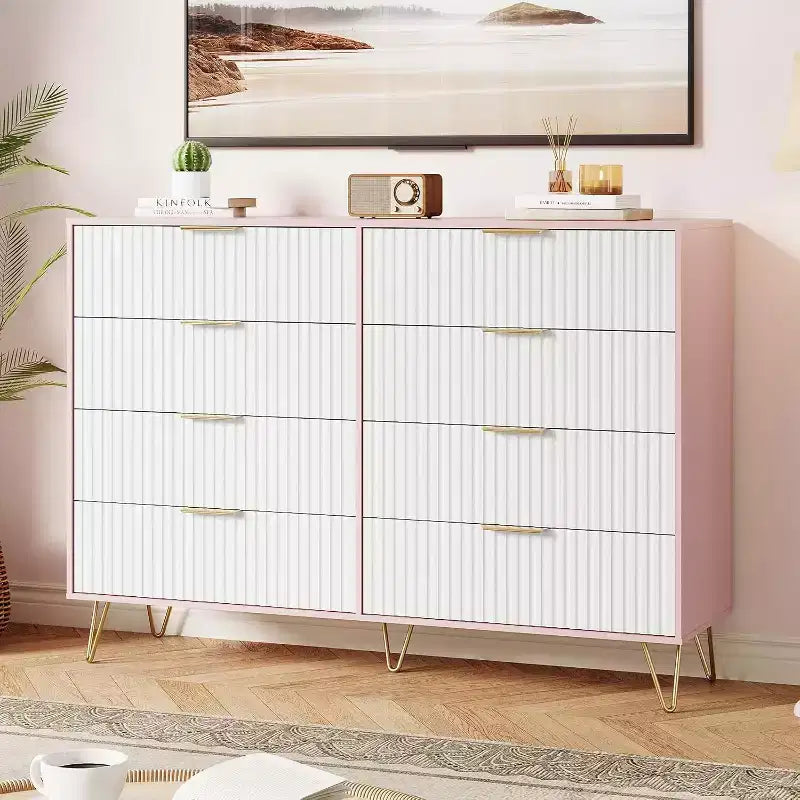 Commode moderne en bois à 8 tiroirs cannelés de 55" avec poignées métalliques - Organisateur de rangement polyvalent et meuble TV pour chambre et salon.