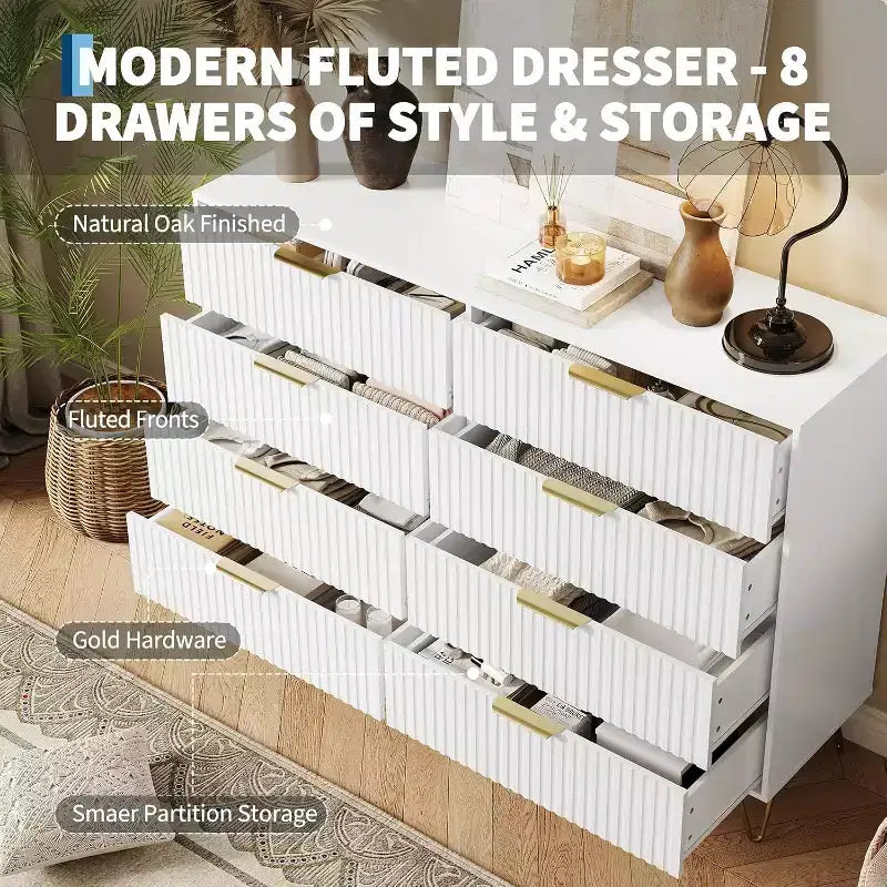 Commode moderne en bois à 8 tiroirs cannelés de 55" avec poignées métalliques - Organisateur de rangement polyvalent et meuble TV pour chambre et salon.