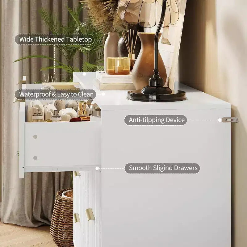 Commode moderne en bois à 8 tiroirs cannelés de 55" avec poignées métalliques - Organisateur de rangement polyvalent et meuble TV pour chambre et salon.